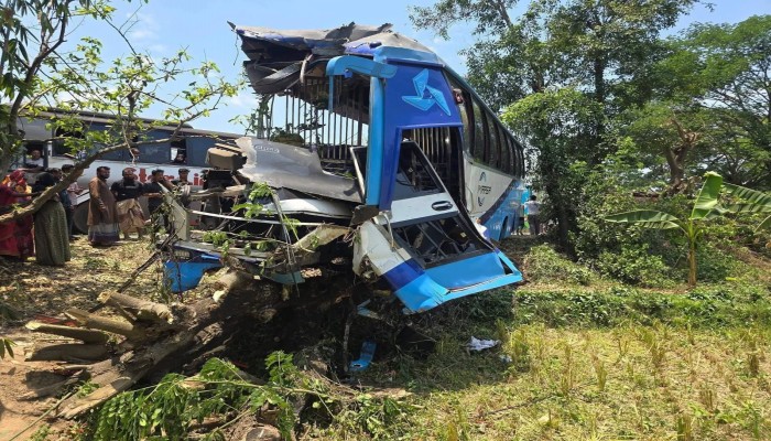 ​চট্রগ্রাম - কক্সবাজার মহাসড়কে দুই বাসের মুখোমুখি সংঘর্ষে নিহত ৪