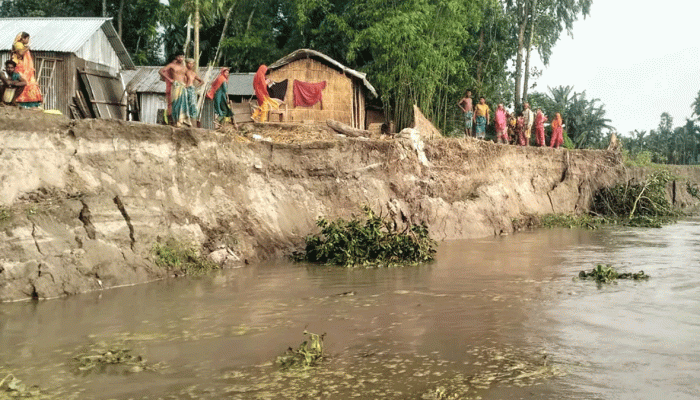 কালজানির ভাঙনে তিন দিনে বিলীন ৭০ বসতভিটা, ঘুম উড়েছে দুই গ্রামের মানুষের