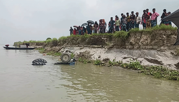 ফরিদপুরে ট্রাক্টর উল্টে পদ্মা নদীতে পড়ে চালকের মৃত্যু