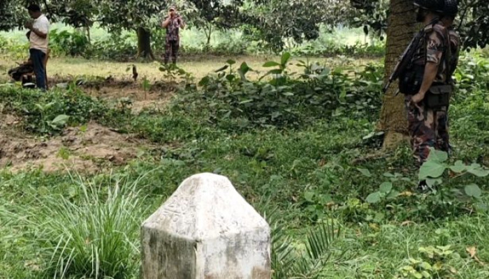 ঝড়-বৃষ্টি মাথায় নিয়ে খোলা আকাশের নিচে শূন্যরেখায় অবস্থান ২৮ জনের
