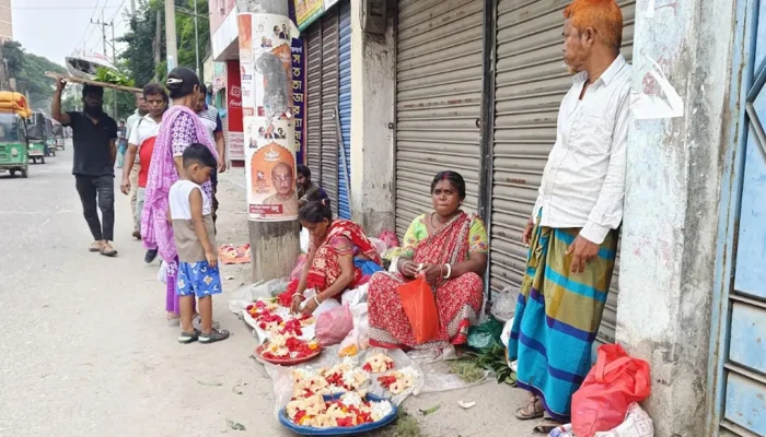 ​ভক্তির ফুলে তাদের বেঁচে থাকার লড়াই