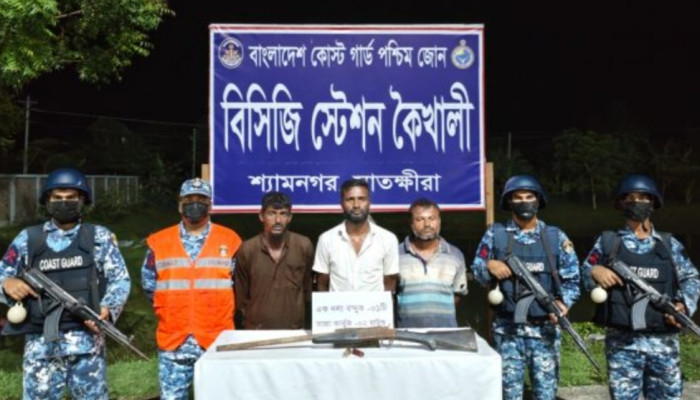 ​সুন্দরবনের কুখ্যাত ডাকাত জোনাব বাহিনীর তিন সক্রিয় সদস্যকে অস্ত্র গোলাবারুদসহ আটক