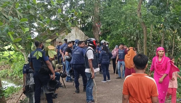 ​আধিপত্যের দ্বন্দ্বে উত্তপ্ত মাদারীপুর, শতাধিক বোমা বিস্ফোরন আহত ১৫ ও ঘরবাড়িতে তাণ্ডব
