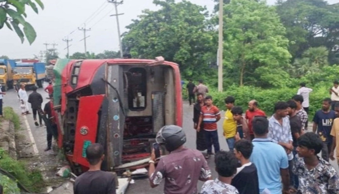 কুমিল্লায় বিআরটিসির বাস উল্টে আহত ১০