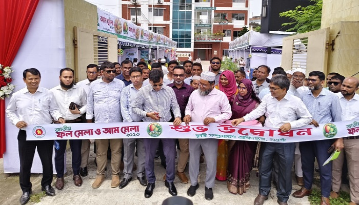 নওগাঁয় জাতীয় ফল ও আম মেলা নিয়ে বির্তক, সামাজিক মাধ্যমে প্রতিবাদের ঝড়