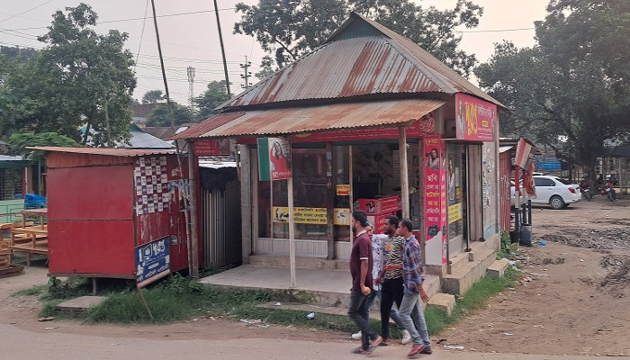 ​দখলে ছোট হয়ে আসছে শ্রীপুরের ঐতিহ্যবাহী মাওনা বাজার, ভোগান্তি বাড়ছে ক্রেতা-বিক্রেতাদের