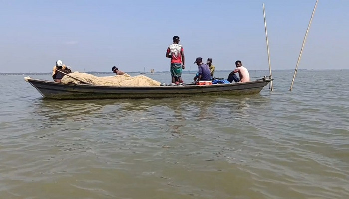 ​হাওরে ১ মাসের নিষেধাজ্ঞা শেষে মাছ ধরা শুরু