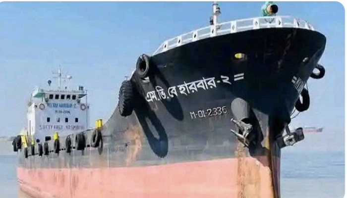 ​চট্টগ্রামের কর্ণফুলী নদীতে লাইটার জাহাজ ডুবি, উদ্ধার ১২