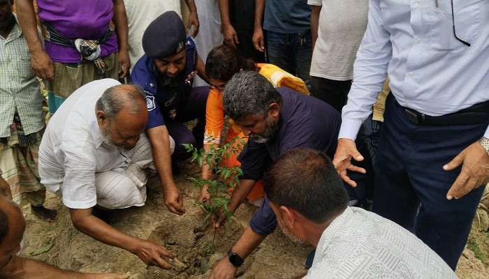 ​নওগাঁয় খালের দুই পাড়ে বৃক্ষরোপণ কর্মসূচির উদ্বোধন