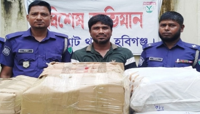 ​চুনারুঘাটে ৬ লক্ষ টাকার ভারতীয় শাড়ী ও ফটকাবাজিসহ আটক ১