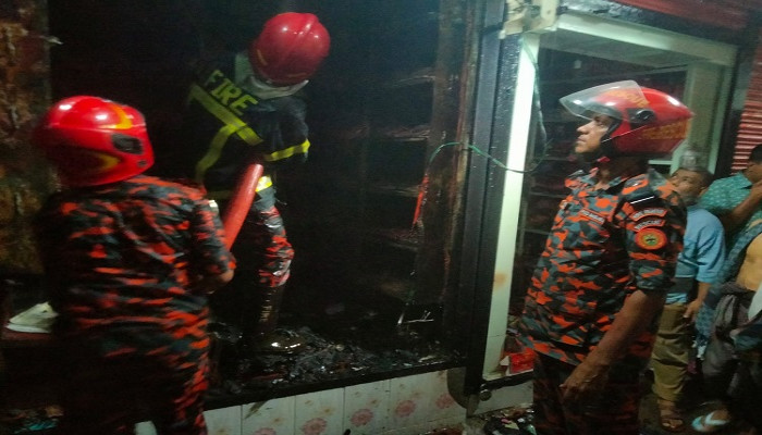 যশোরে ফেন্সি মার্কেটে আগুনে তিন দোকান পুড়ে ছাই