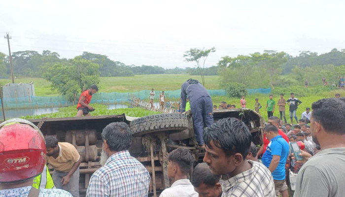 ​ঝালকাঠি-বরিশাল মহাসড়কে বাস খাদে নিহত ১, আহত ১০