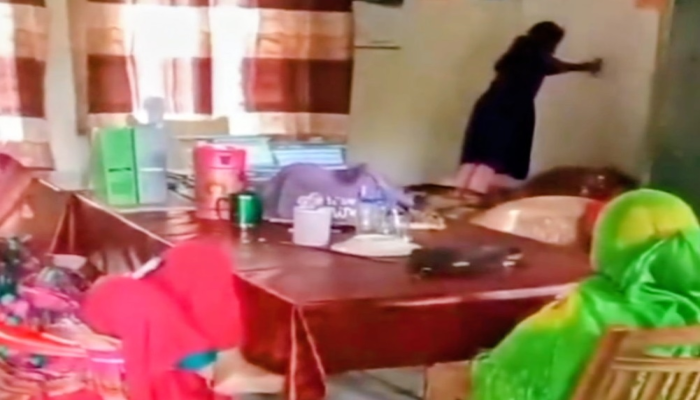 ​শিশু শিক্ষার্থী দিয়ে শরীর ম্যাসাসের ভিডিও ভাইরালের পর সেই শিক্ষিকাকে শোকজ!