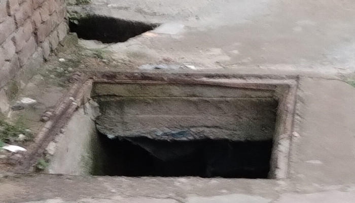 রাণীবাজার টাইলস পট্টিতে ফুটপাতের স্ল্যাব উধাও, অবৈধ পার্কিংয়ে চরম ভোগান্তিতে পথচারী