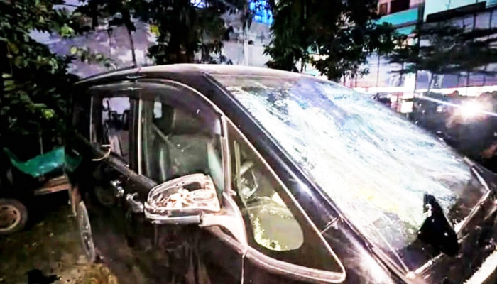 জামালপুরে ইসলামপুরে বিএনপির অভ্যন্তরীণ কোন্দলে সভাপতি-সাধারণ সম্পাদকের গাড়ি  ভাঙচুর