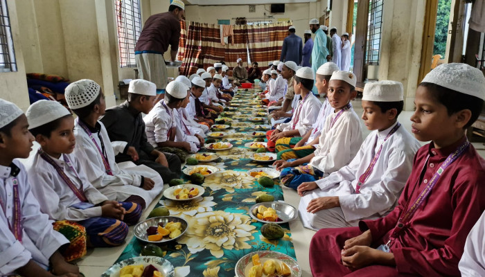 কোমলমতি শিক্ষার্থী এতিম শিশুদের নিয়ে ‘ফল উৎসব’