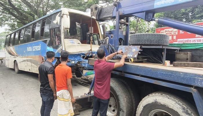 ​পাবনায় লাশবাহী অ্যাম্বুলেন্সের সঙ্গে বাসের সংঘর্ষে নিহত ২