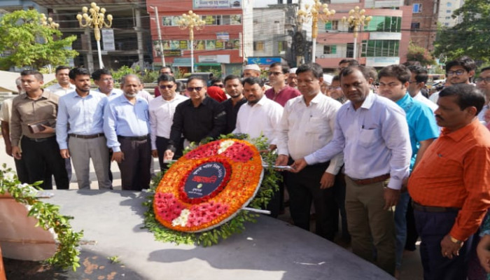 ​জুলাই শহিদ দিবসে শহিদ স্মৃতিস্তম্ভে রাসিক প্রশাসকের শ্রদ্ধা নিবেদন