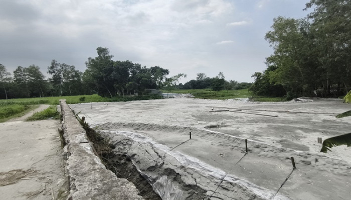 ​খালে বাঁধ দিয়ে বালু ভরাট, ফসলি জমিতে পানিবন্দি হওয়ার আশঙ্কা