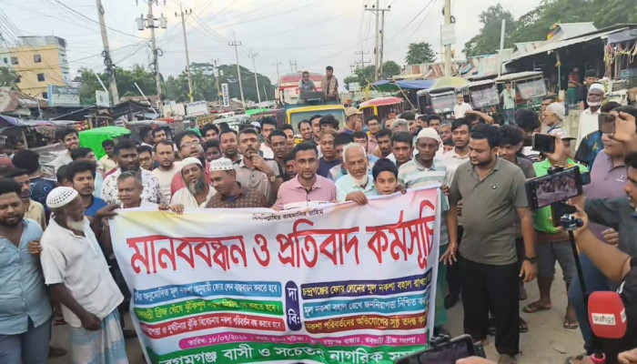​নকশা বহির্ভুত সড়ক নির্মানের প্রতিবাদে নোয়াখালীতে সড়ক অবরোধ বিক্ষোভ