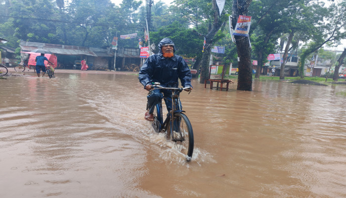 ​সাতক্ষীরায় টানা বৃষ্টিতে ভয়াবহ জলাবদ্ধতার, ভোগান্তি সাধারণ মানুষ