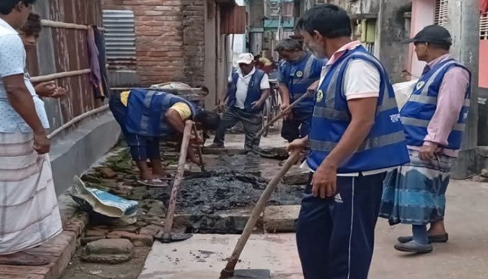 ​ড্রেনেজ ব্যবস্থা সচল ও পরিচ্ছন্ন নগরী গড়তে রাজশাহী সিটি করপোরেশনের নিয়মিত অভিযান
