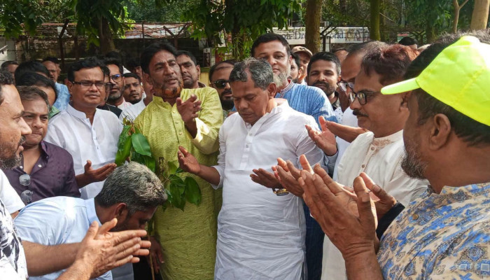 ​দিনাজপুরে  কৃষকদলের দেশব্যাপী ৮ লক্ষ বৃক্ষরোপণ কর্মসূচির শুভ উদ্বোধন করলেন এমপি  জাহাঙ্গীর