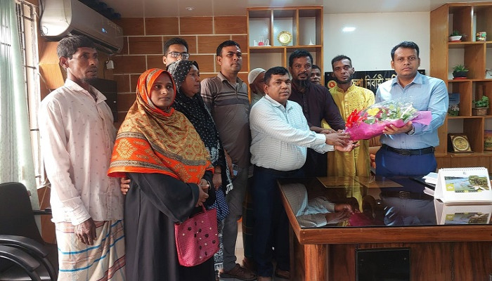 ​নাটোরে আমরা মুক্তিযোদ্ধার সন্তান কমিটি সদর উপজেলা নির্বাহী অফিসারকে ফুলের শুভেচ্ছা জানালেন