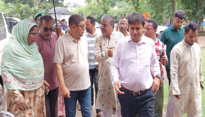 স্বাস্থ্যমন্ত্রীর আকস্মিক পরিদর্শন, অব্যবস্থাপনা এবং অনিয়মে ক্ষোভ প্রকাশ