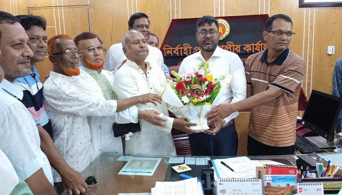 ​চাঁপাইনবাবগঞ্জে এলজিইডির নবাগত নির্বাহী প্রকৌশলীকে ঠিকাদার সমিতির ফুলেল শুভেচ্ছা