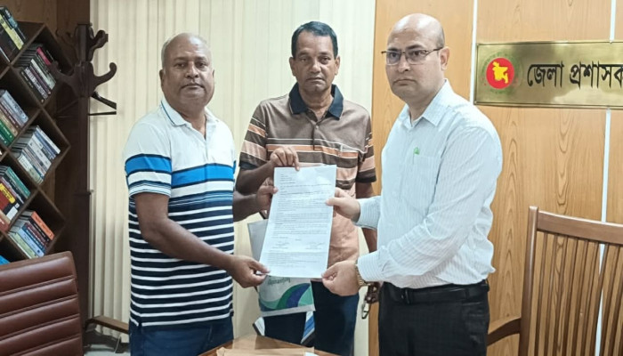 সরকারি নির্মাণ কাজের রেট সিডিউল হালনাগাদকরণের দাবিতে চাঁপাইনবাবগঞ্জ জেলা ঠিকাদার সমিতির স্মারকলিপি প্রদান