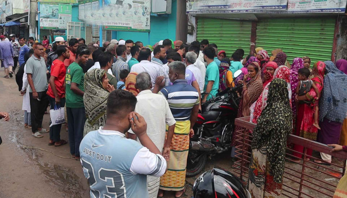 ​নওগাঁয় বিআরটিসি যাত্রীবাহী বাসের চাপায়  শিক্ষকের মৃত্যু