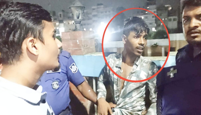 ​ছিনতাই করে পালাতে নদীতে ঝাঁপ, শেষ রক্ষা হলো না;  পুলিশের হাতে চাকুসহ যুবক আটক