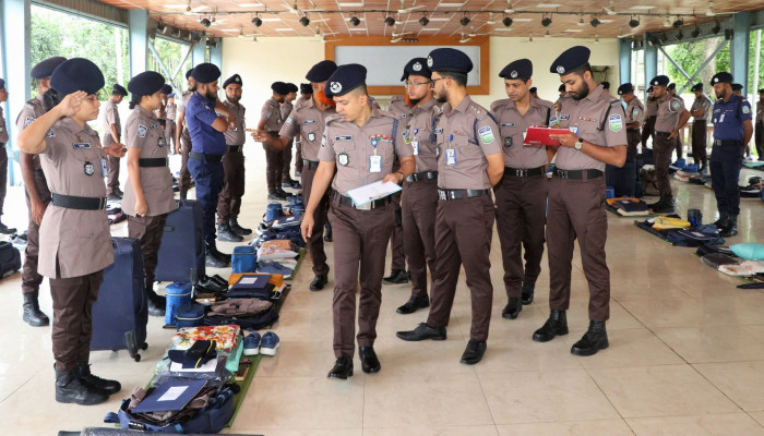 ​শেরপুরে পুলিশ সদস্যদের মাসিক কিট প্যারেড