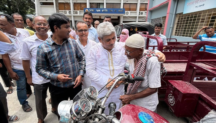 ​পবায় উপকারভোগীদের অটোরিকশা ও মিলিং মেশিন বিতরণ