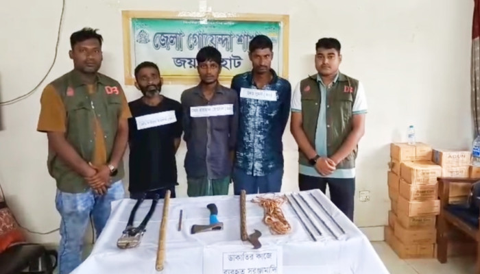 ​জয়পুরহাটে অস্ত্রসহ ৩ ডাকাত গ্রেফতার