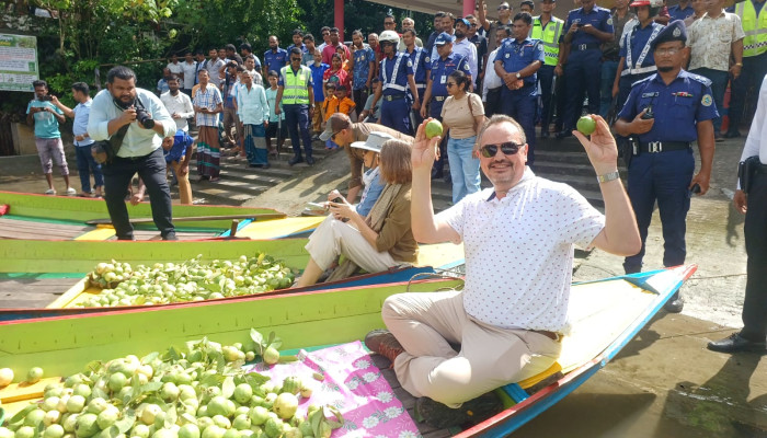 ঝালকাঠির ভীমরুলীর ভাসমান পেয়ারার হাটে মার্কিন রাষ্ট্রদূত