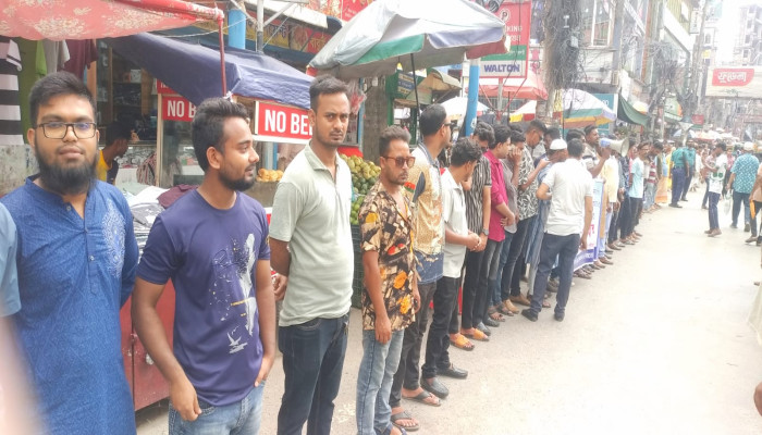 ​রেলকর্মীদের ওপর হামলার প্রতিবাদে রাজশাহীতে মানববন্ধন