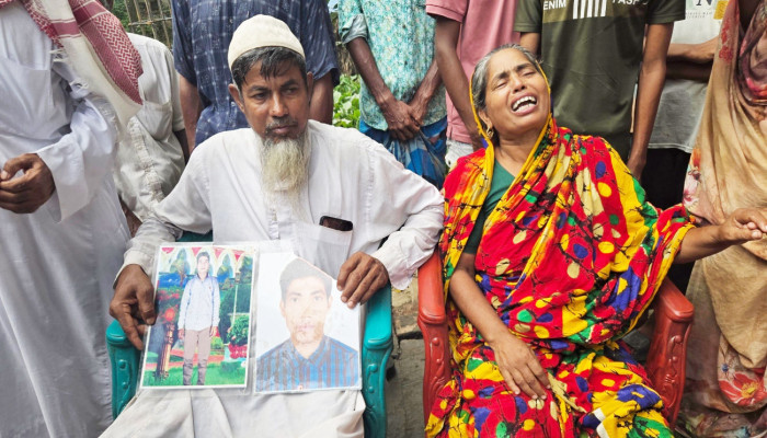 মাকে ভয়েস মেসেজ দিয়ে মোহন বলেন, ‘আগুন লেগে পুড়ে যাচ্ছি মা, মরে যাচ্ছি’