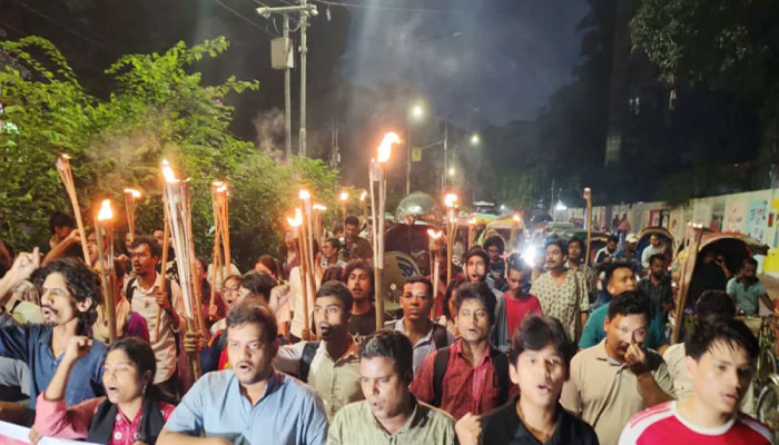 গ্যাস-বিদ্যুৎ সংকট নিরসনে ঢাবিতে গণতান্ত্রিক ছাত্রজোটের মশাল মিছিল