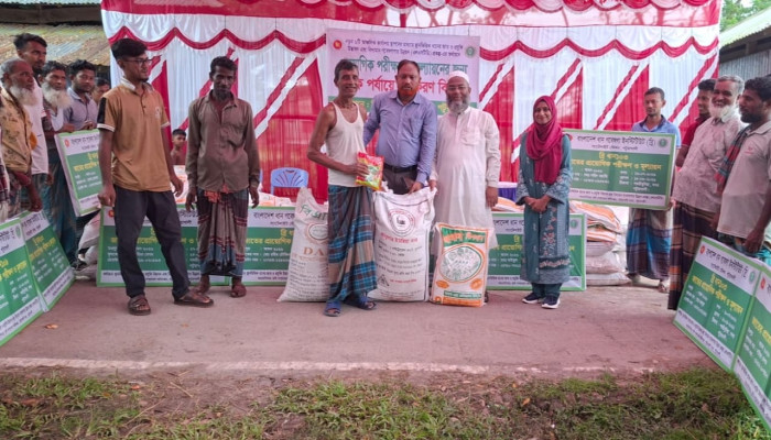 ​পটুয়াখালীতে ব্রি’র এলএসটিডি প্রকল্পের অধীনে ৪০ কৃষকের মাঝে কৃষি উপকরণ বিতরণ