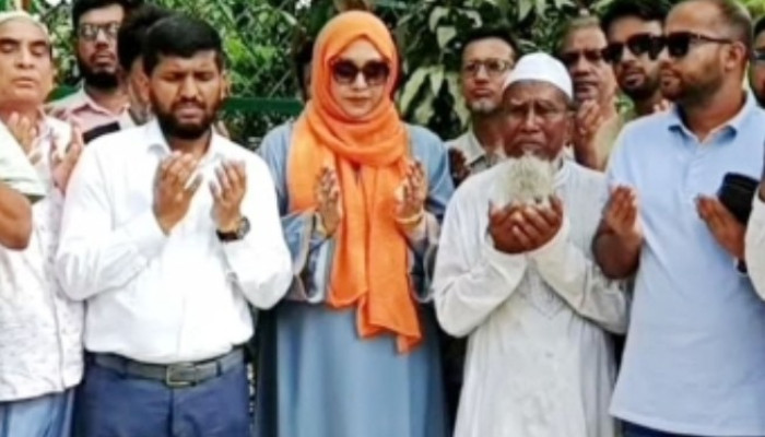​পীরগঞ্জে শহীদ আবু সাঈদের কবর জিয়ারত করলেন সাকিলা ফারজানা এমপি