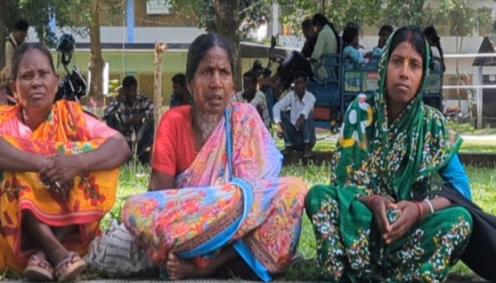 সরকারি সহায়তা পাওয়ার আশায় টাকা দিয়ে প্রতারিত হওয়ার অভিযোগ