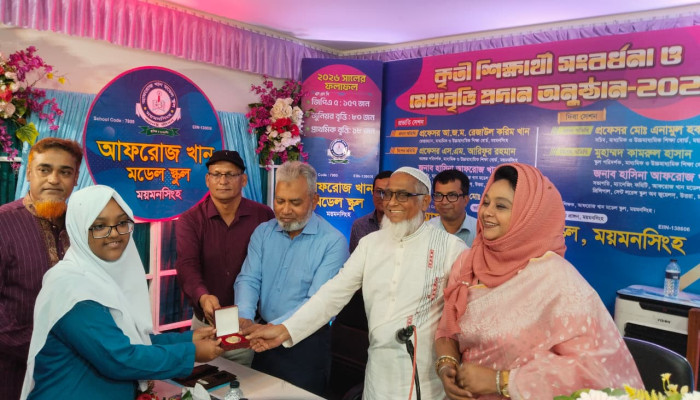 কৃতী শিক্ষার্থীদের সংবর্ধনা ও মেধাবৃত্তি প্রদান