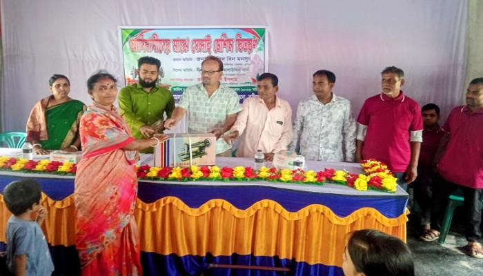 ​খোকসায় আদিবাসীদের মাঝে সেলাই মেশিন বিতরণ