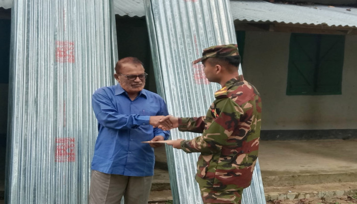 ​লক্ষ্মীছড়ি সেনা জোন কর্তৃক ঢেউ টিন ও নগদ অর্থ বিতরণ
