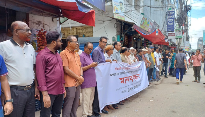 ওসি ডিবির প্রত্যাহার ও শাস্তির দাবিতে সাংবাদিকদের মানববন্ধন-স্মারকলিপি