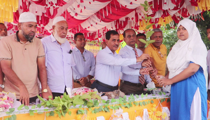 ​নওগাঁয় এক হাজার শিক্ষার্থীর মধ্যে গাছের চারা বিতরণ
