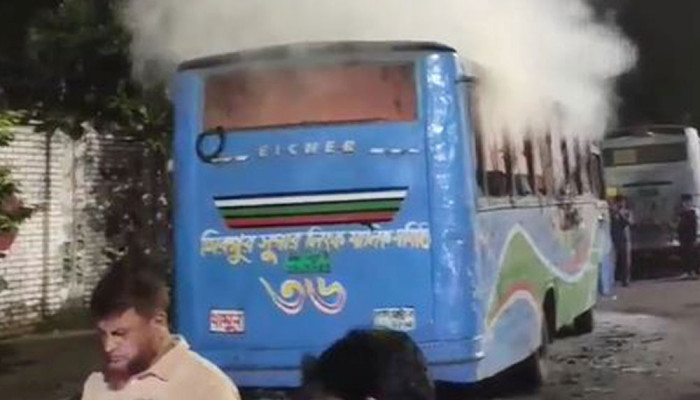 ​রাজধানীতে দুই বাসে আগুন, বিভিন্ন স্থানে ককটেল বিস্ফারণে আতঙ্ক