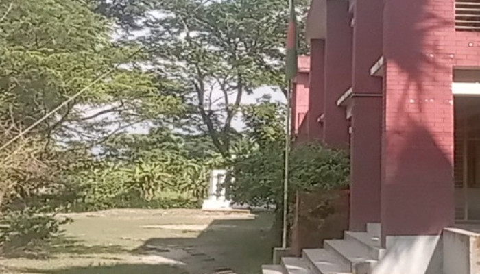 ​জরাজীর্ণ রাস্তা ও খেলার মাঠ না থাকায় অস্তিত্ব সংকটে নেহালপুর প্রাথমিক বিদ্যালয়